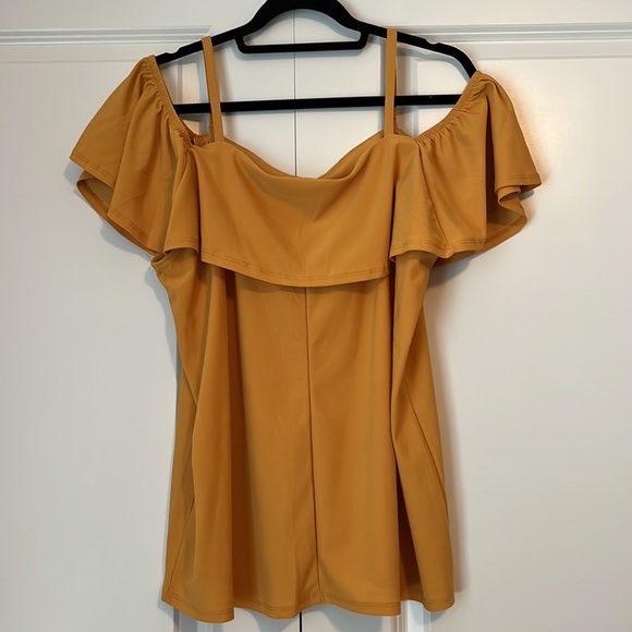 NWOT Mustard yellow on/off the shoulder top. - Picture 3 of 3